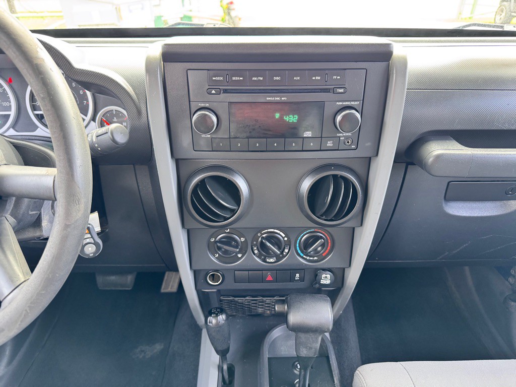 2010 Jeep Wrangler Unlimited Image 20