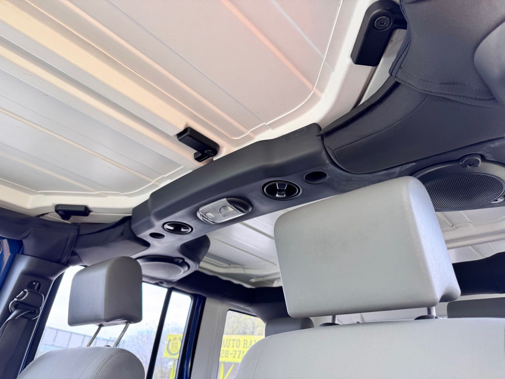 2010 Jeep Wrangler Unlimited Image 21