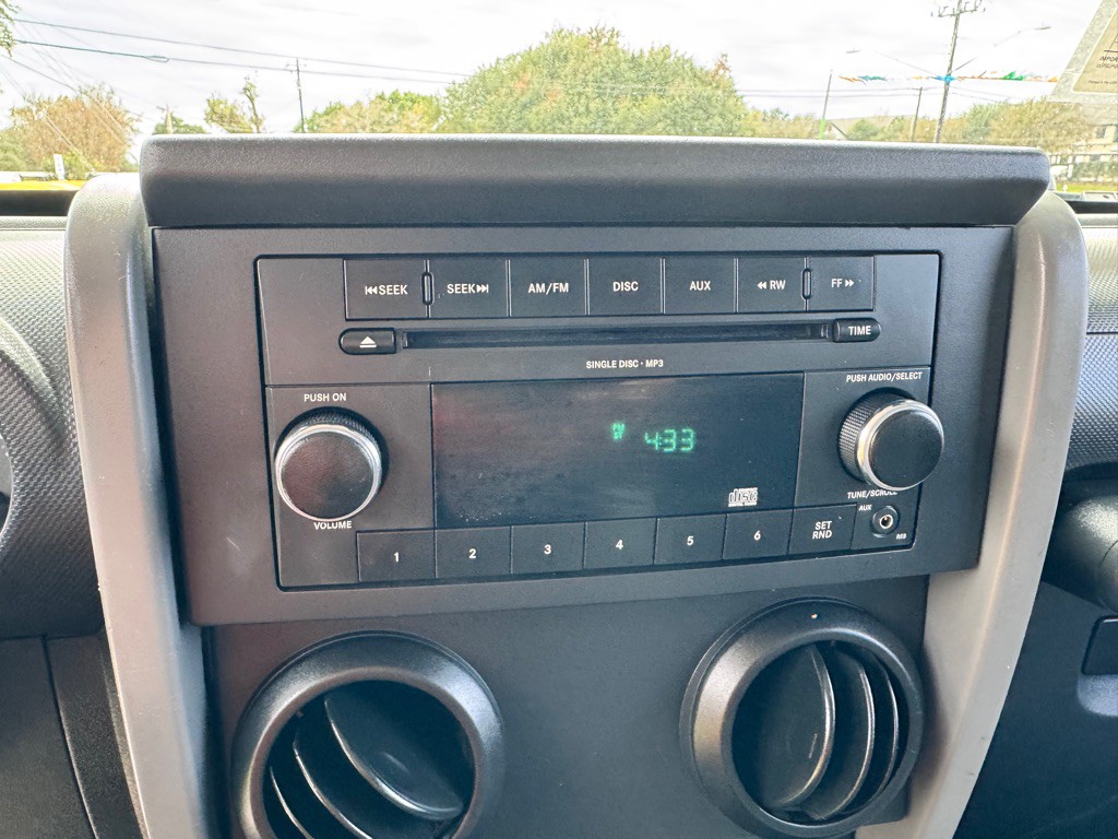 2010 Jeep Wrangler Unlimited Image 23