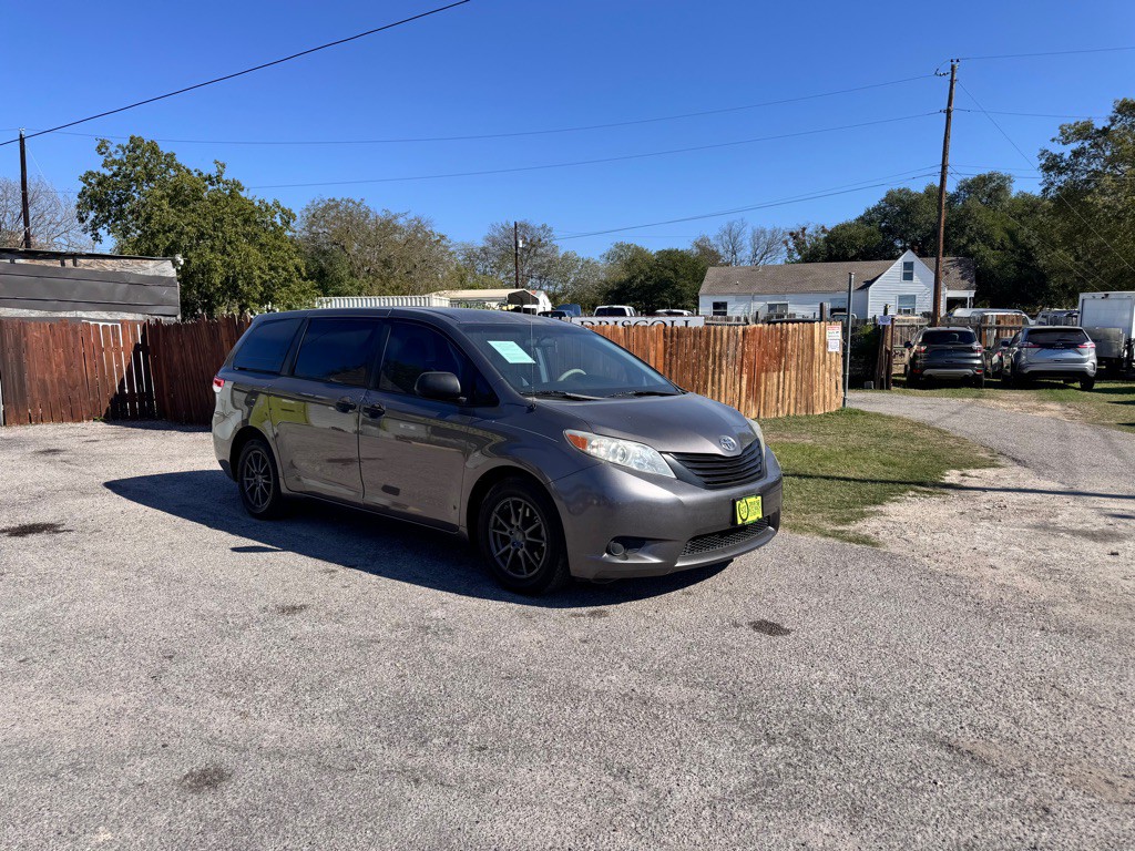2014 Toyota Sienna Image 1