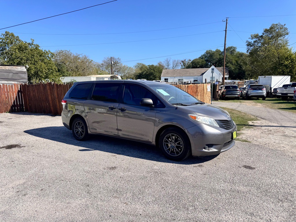 2014 Toyota Sienna Image 2