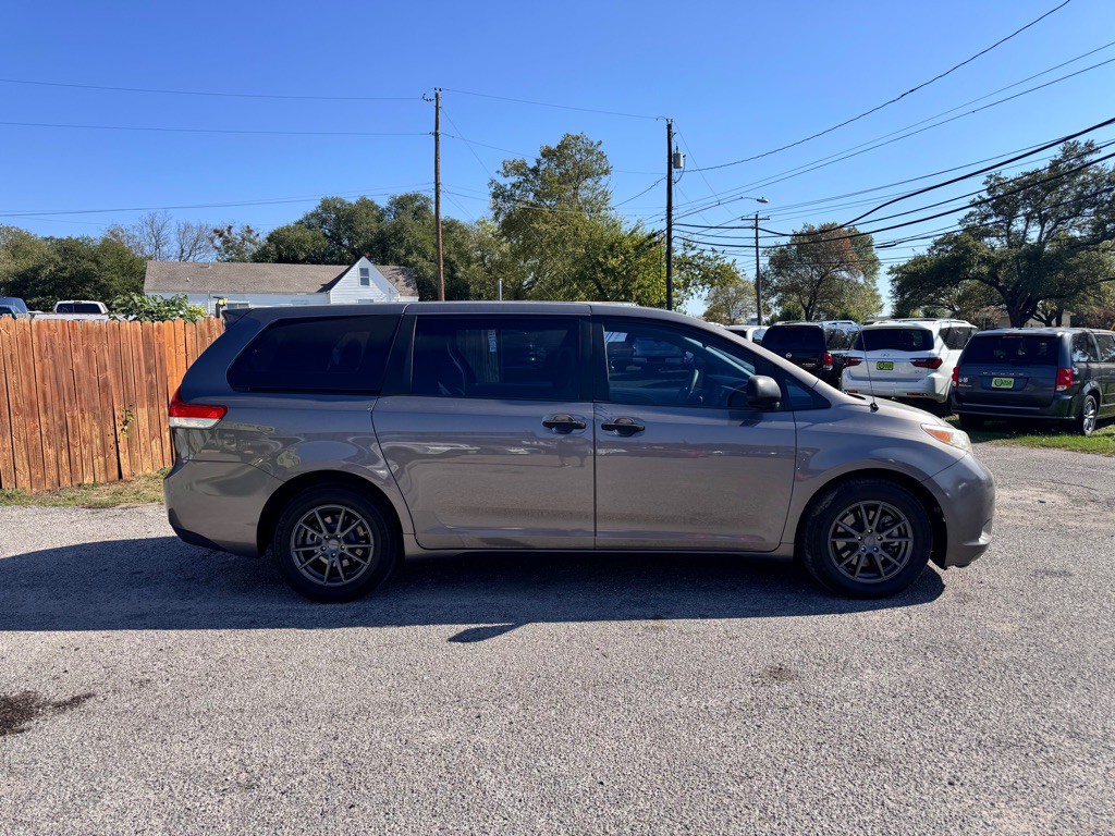2014 Toyota Sienna Image 3