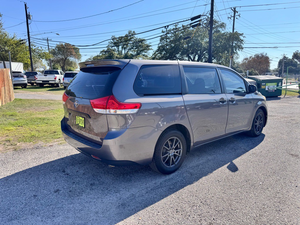 2014 Toyota Sienna Image 4
