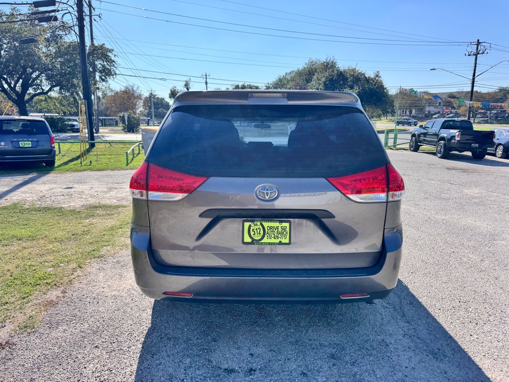2014 Toyota Sienna Image 5