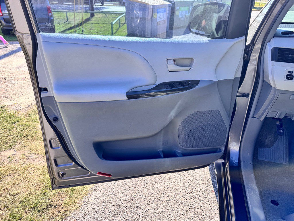 2014 Toyota Sienna Image 10