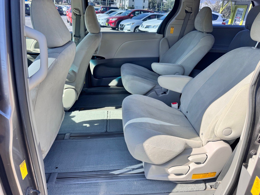 2014 Toyota Sienna Image 12
