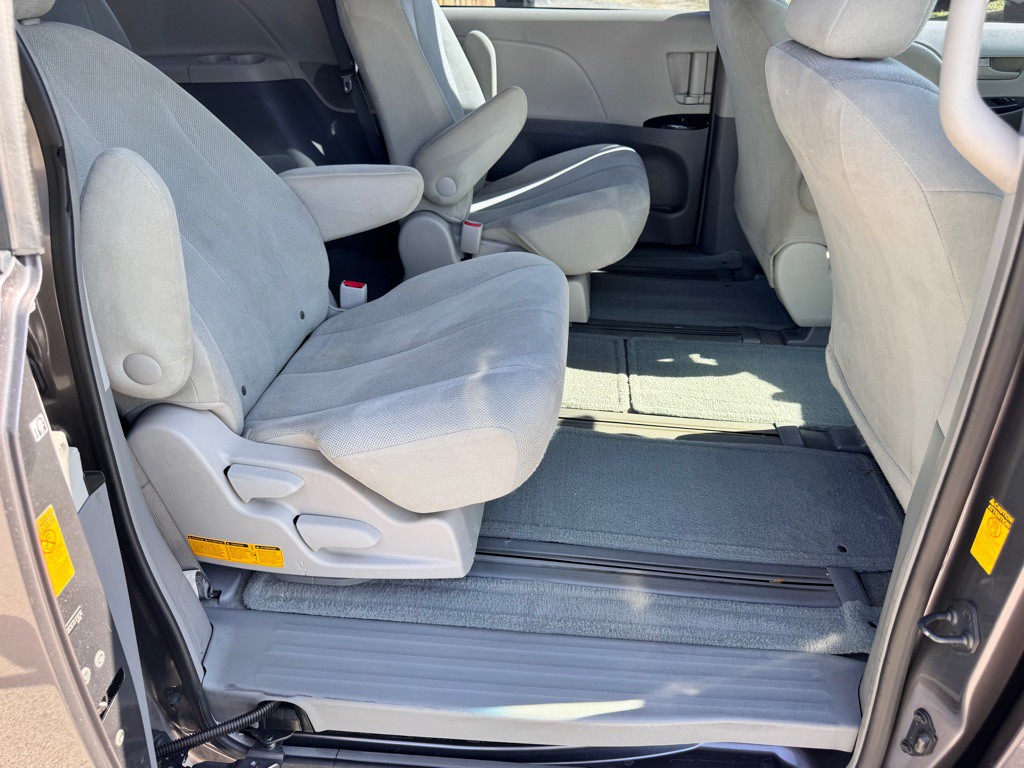 2014 Toyota Sienna Image 14