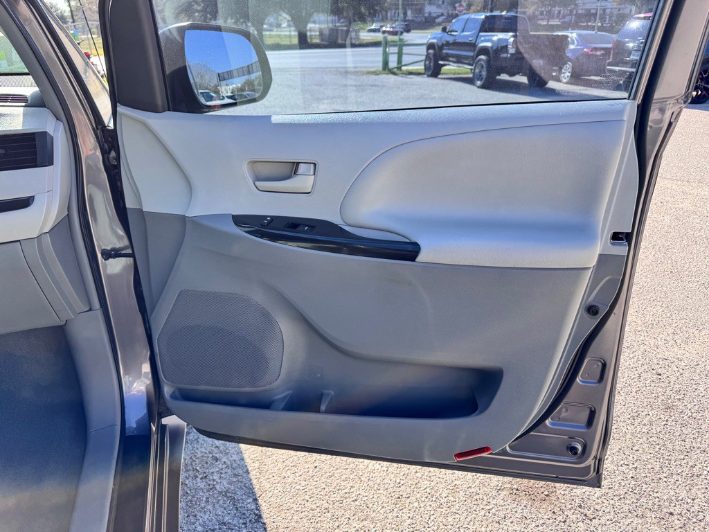 2014 Toyota Sienna Image 16