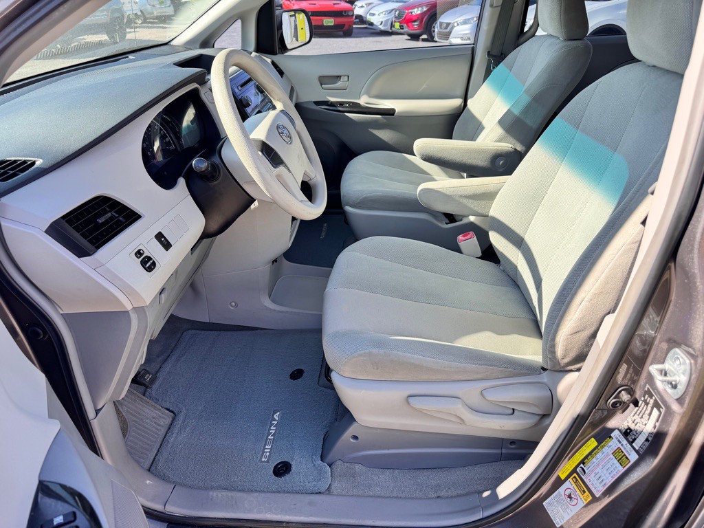 2014 Toyota Sienna Image 17
