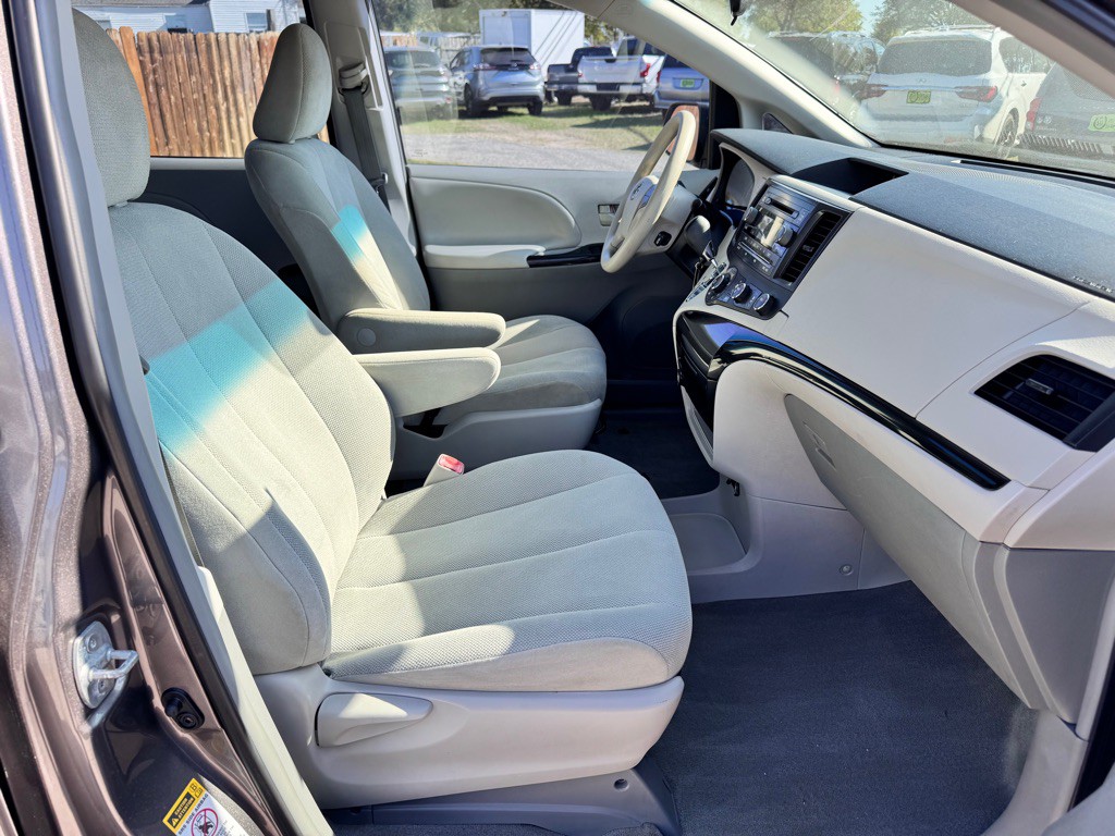 2014 Toyota Sienna Image 18