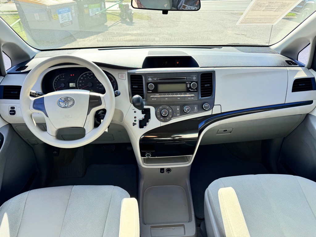 2014 Toyota Sienna Image 19