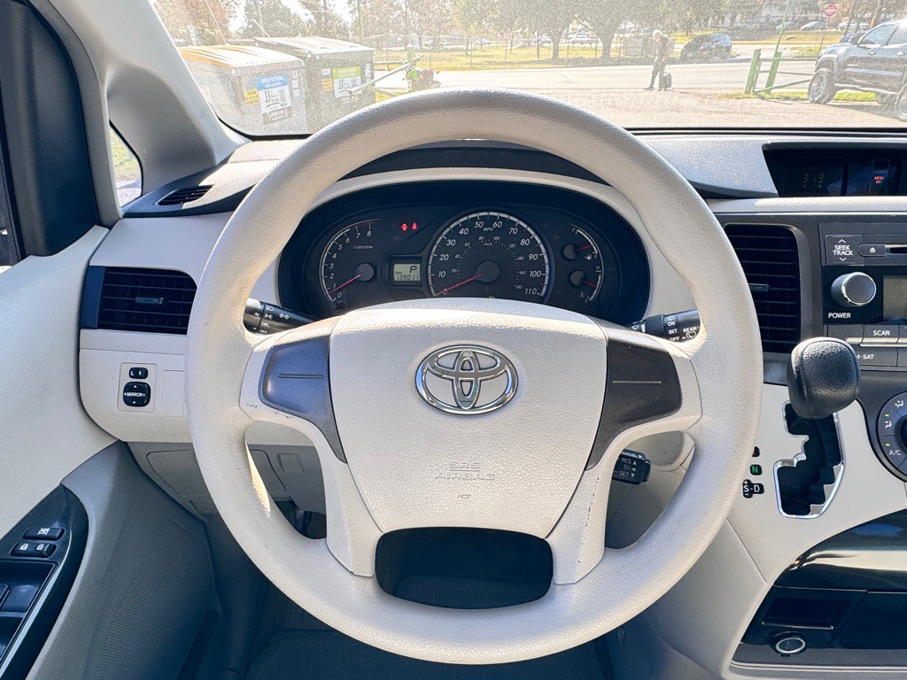 2014 Toyota Sienna Image 21