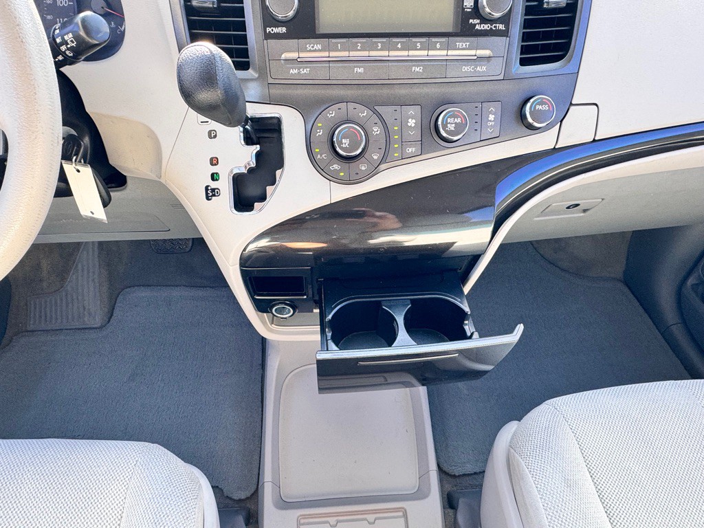 2014 Toyota Sienna Image 25