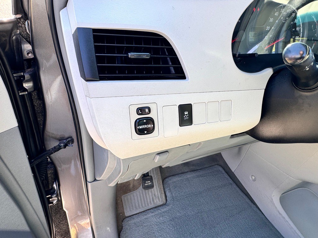 2014 Toyota Sienna Image 28
