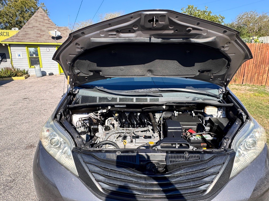 2014 Toyota Sienna Image 32