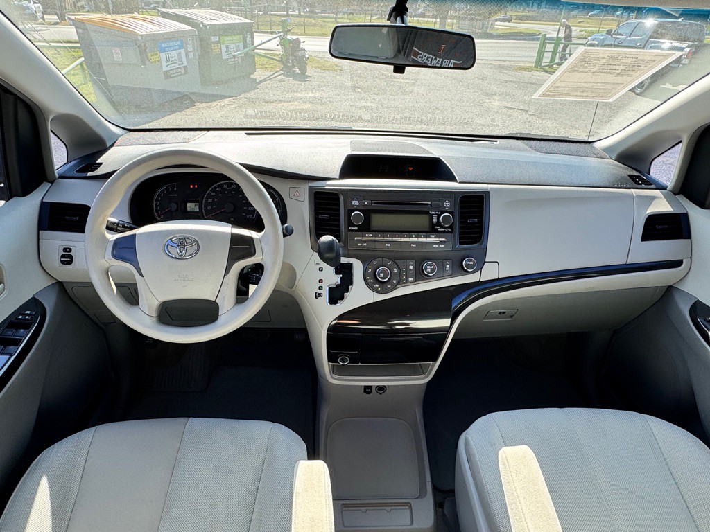 2014 Toyota Sienna Image 19