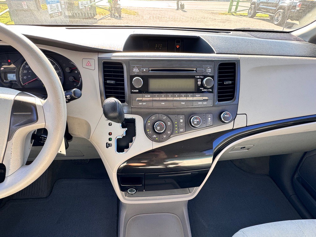 2014 Toyota Sienna Image 22