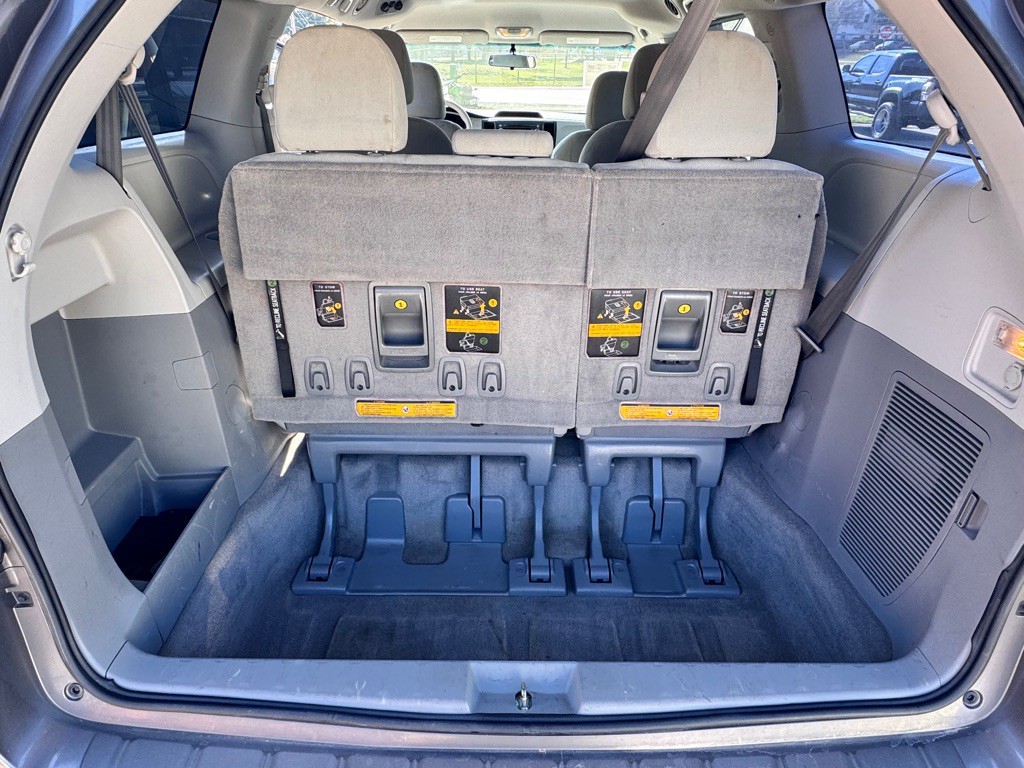 2014 Toyota Sienna Image 28
