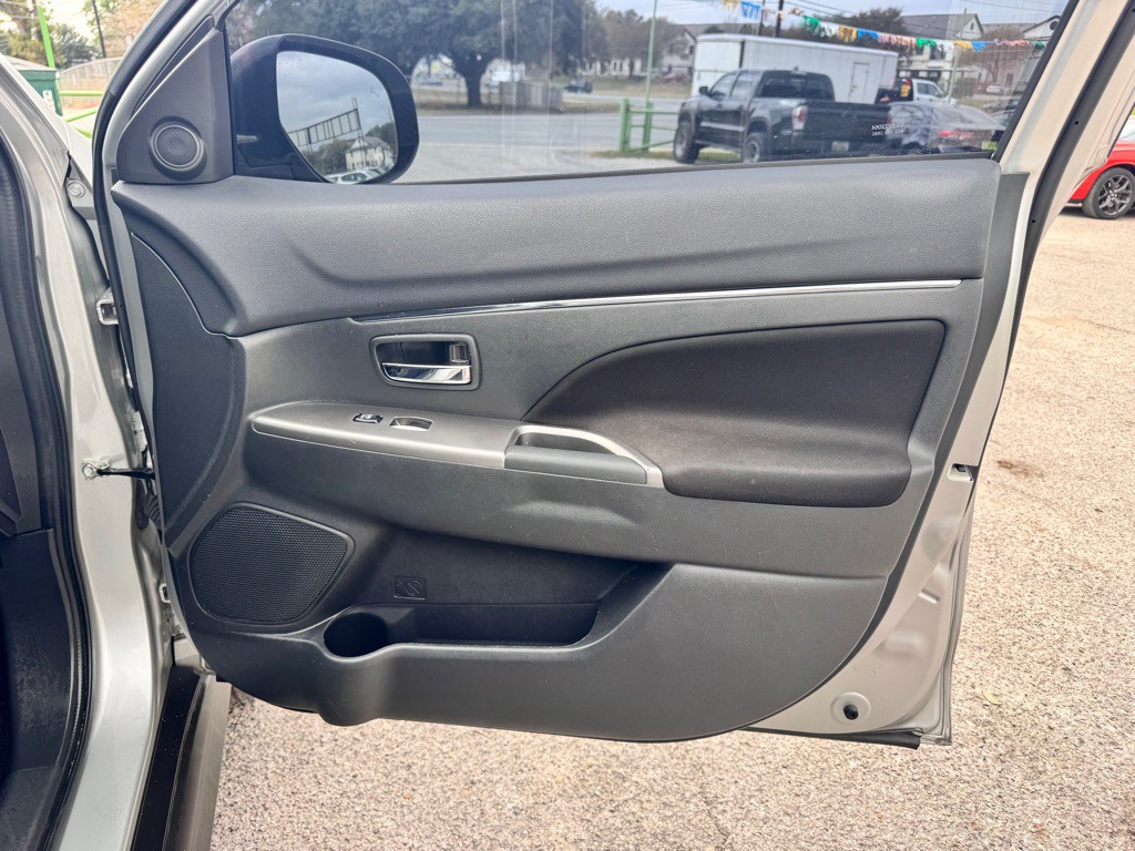 2020 Mitsubishi Outlander Image 16