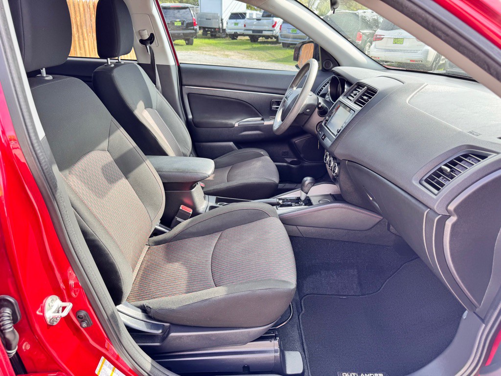 2018 Mitsubishi Outlander Image 17