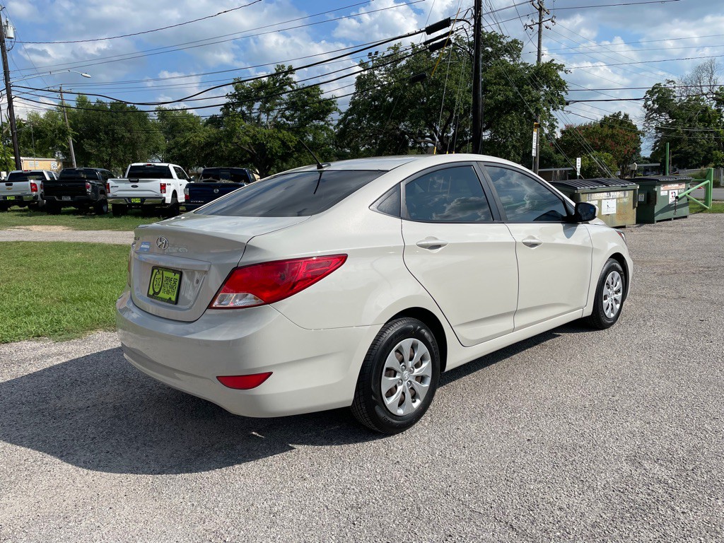 2016 Hyundai Accent Image 4