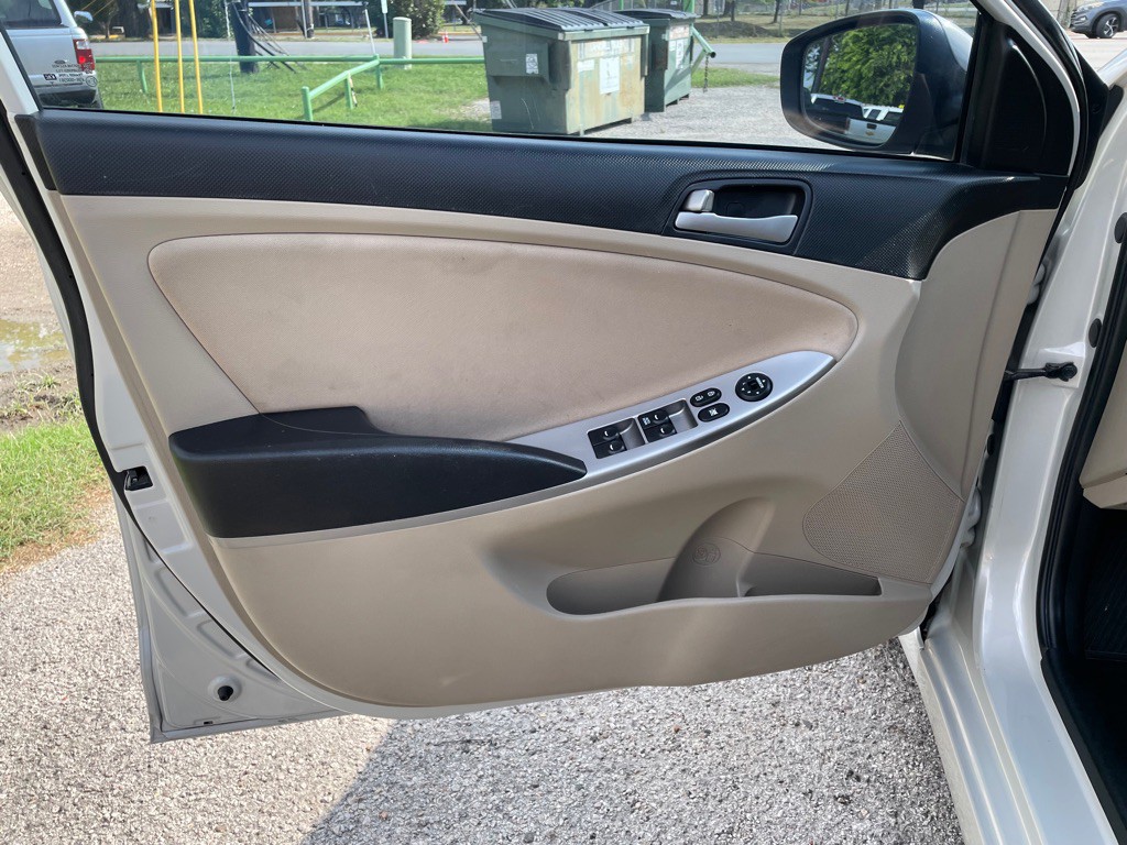 2016 Hyundai Accent Image 10