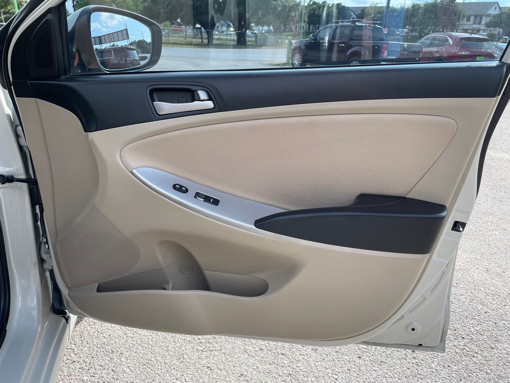 2016 Hyundai Accent Image 16