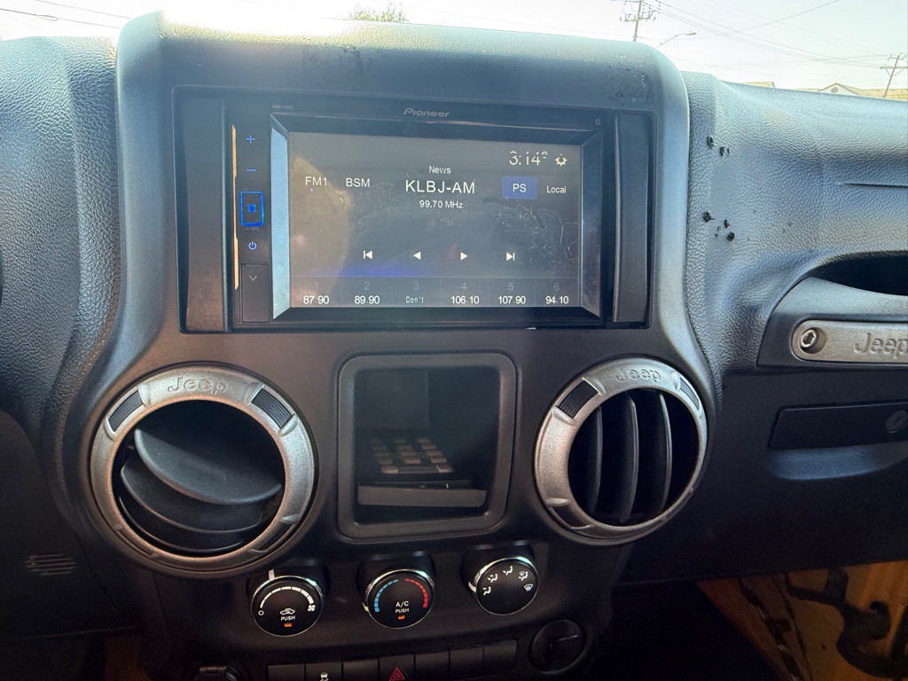 2012 Jeep Wrangler Image 16