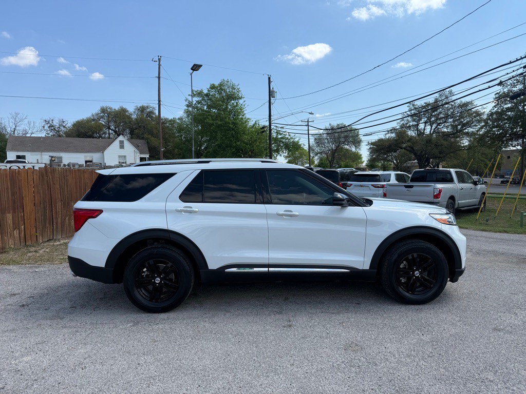 2021 Ford Explorer Image 2