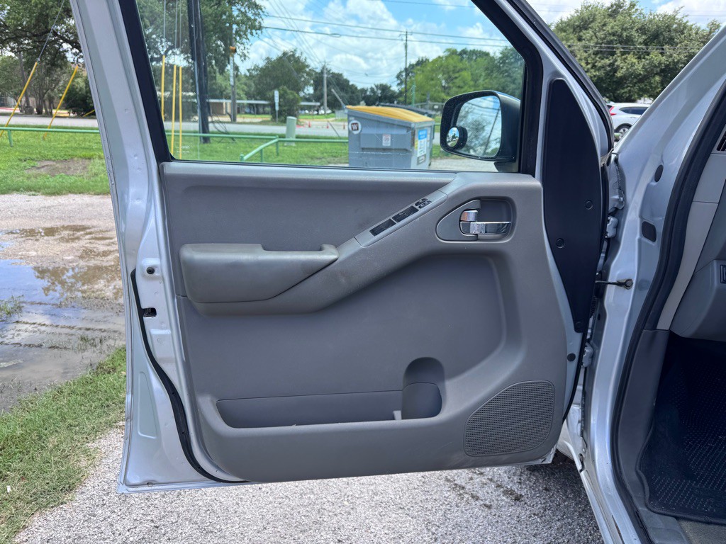 2011 Nissan Frontier Image 10