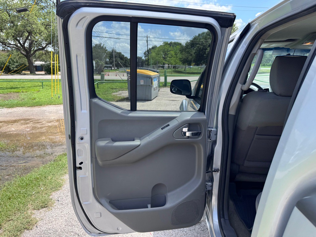 2011 Nissan Frontier Image 12
