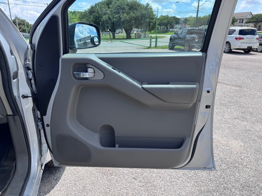 2011 Nissan Frontier Image 16
