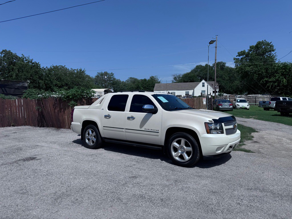 2011 Chevrolet Avalanche Image 2