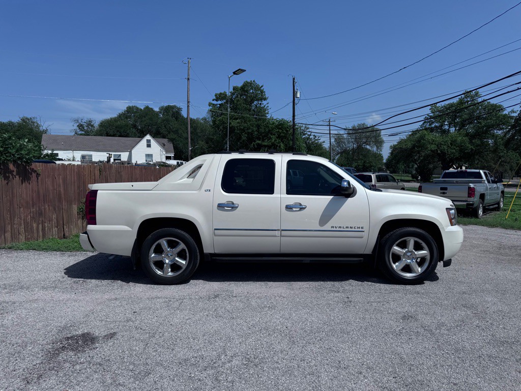 2011 Chevrolet Avalanche Image 3