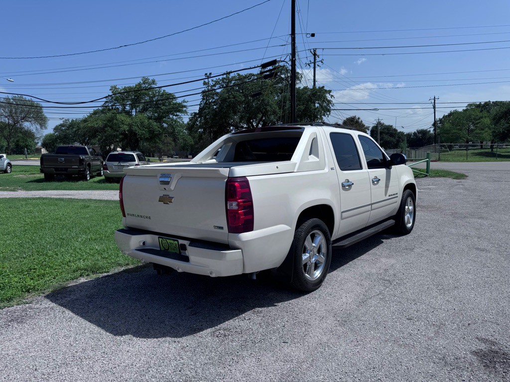 2011 Chevrolet Avalanche Image 4