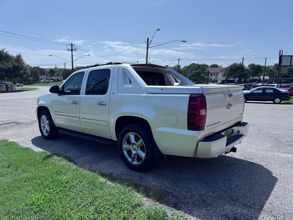 2011 Chevrolet Avalanche Image 6