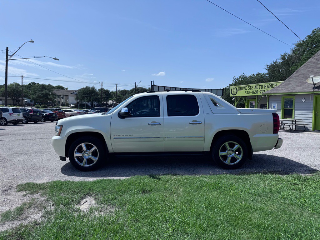 2011 Chevrolet Avalanche Image 7