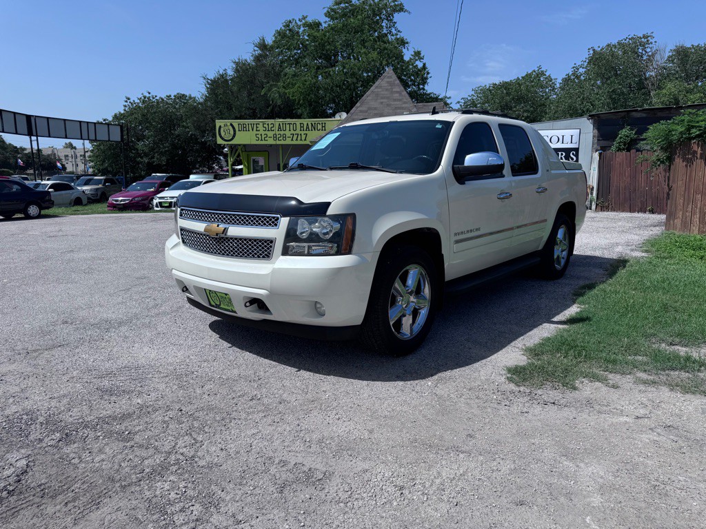 2011 Chevrolet Avalanche Image 8