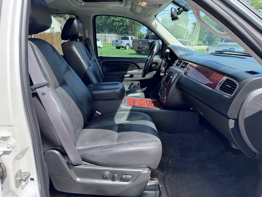 2011 Chevrolet Avalanche Image 17