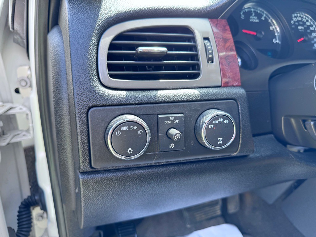 2011 Chevrolet Avalanche Image 25