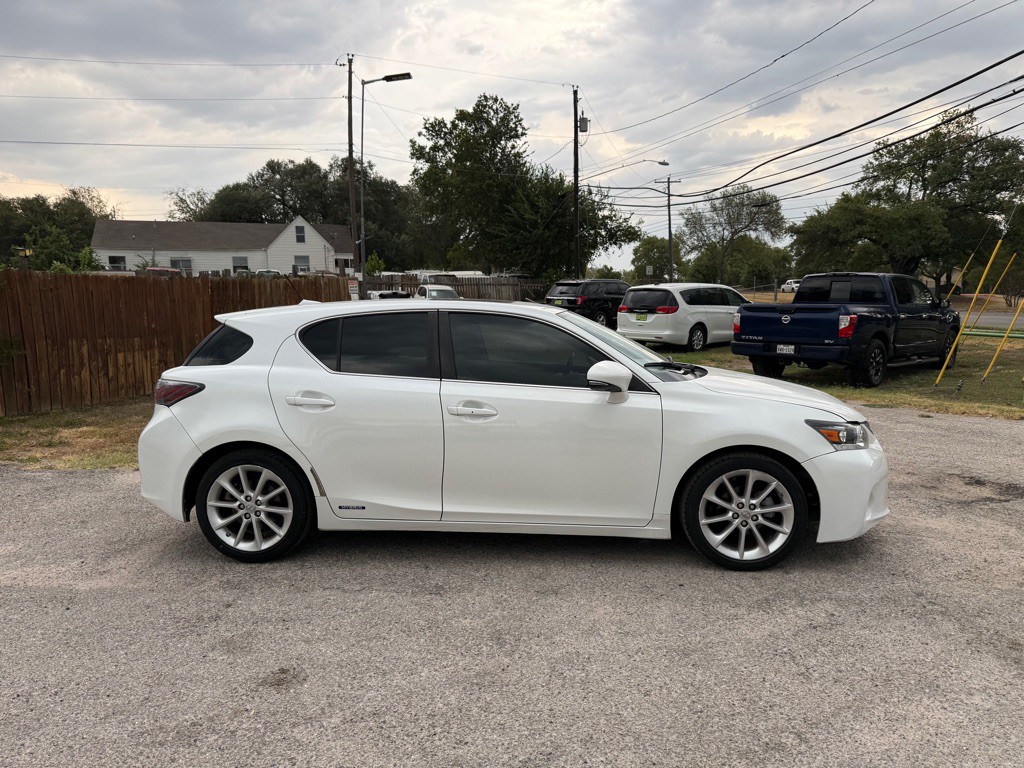 2011 Lexus CT Image 2