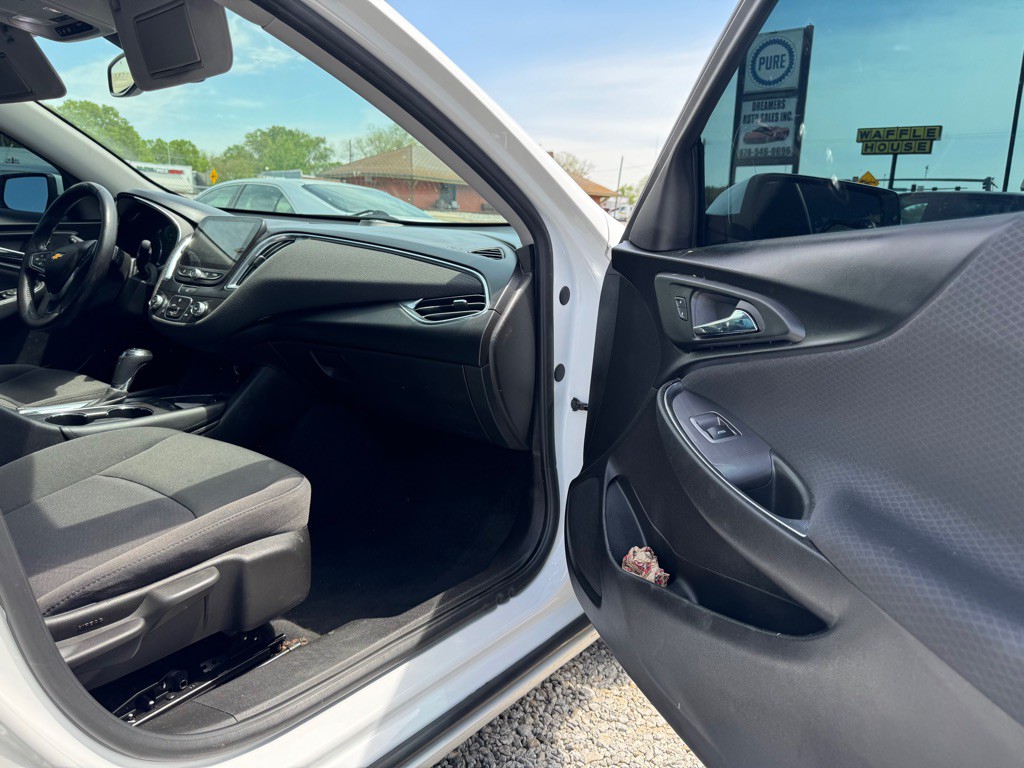 2018 Chevrolet Malibu Image 17