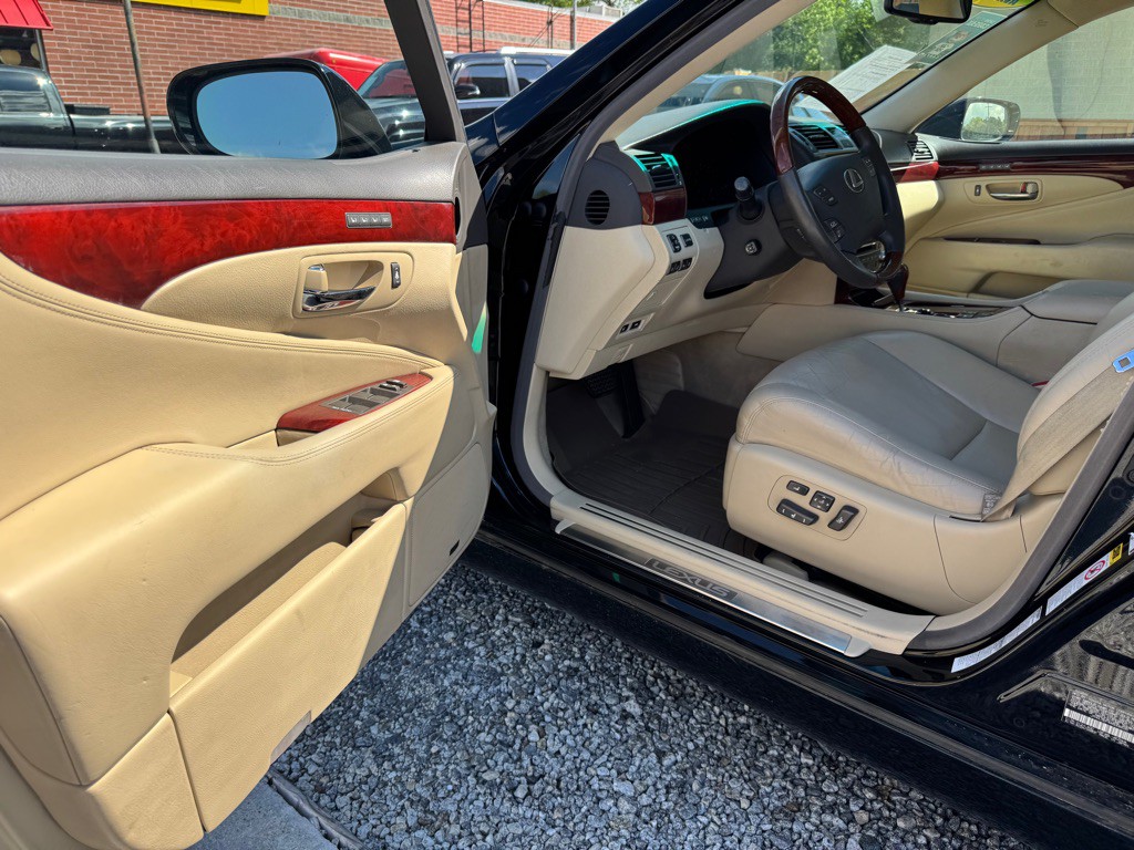 2010 Lexus LS Image 10
