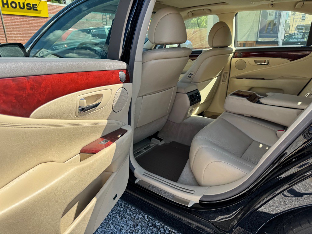 2010 Lexus LS Image 13