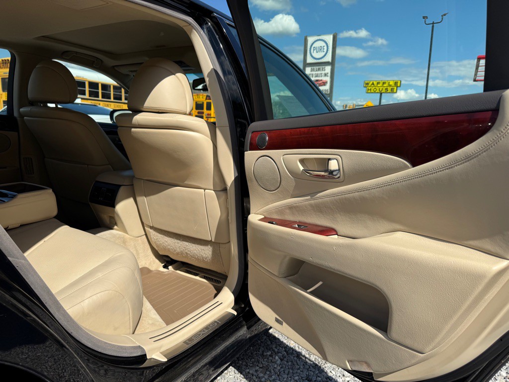 2010 Lexus LS Image 15