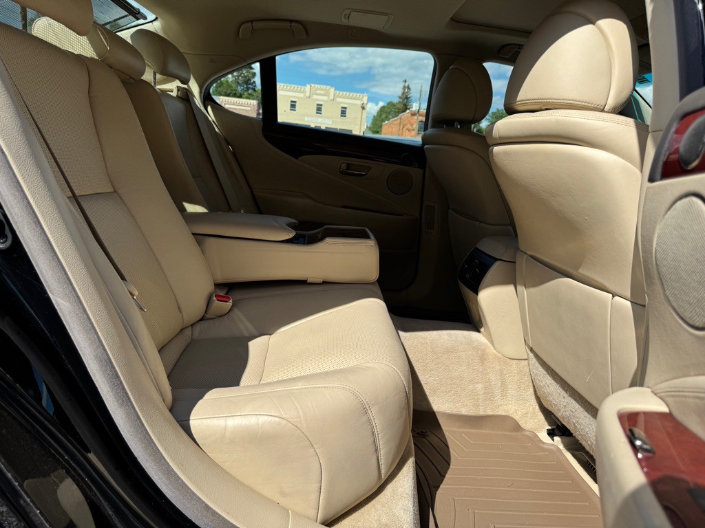 2010 Lexus LS Image 16