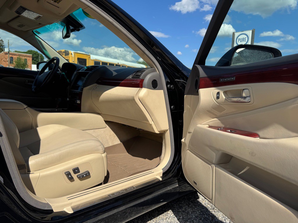 2010 Lexus LS Image 17