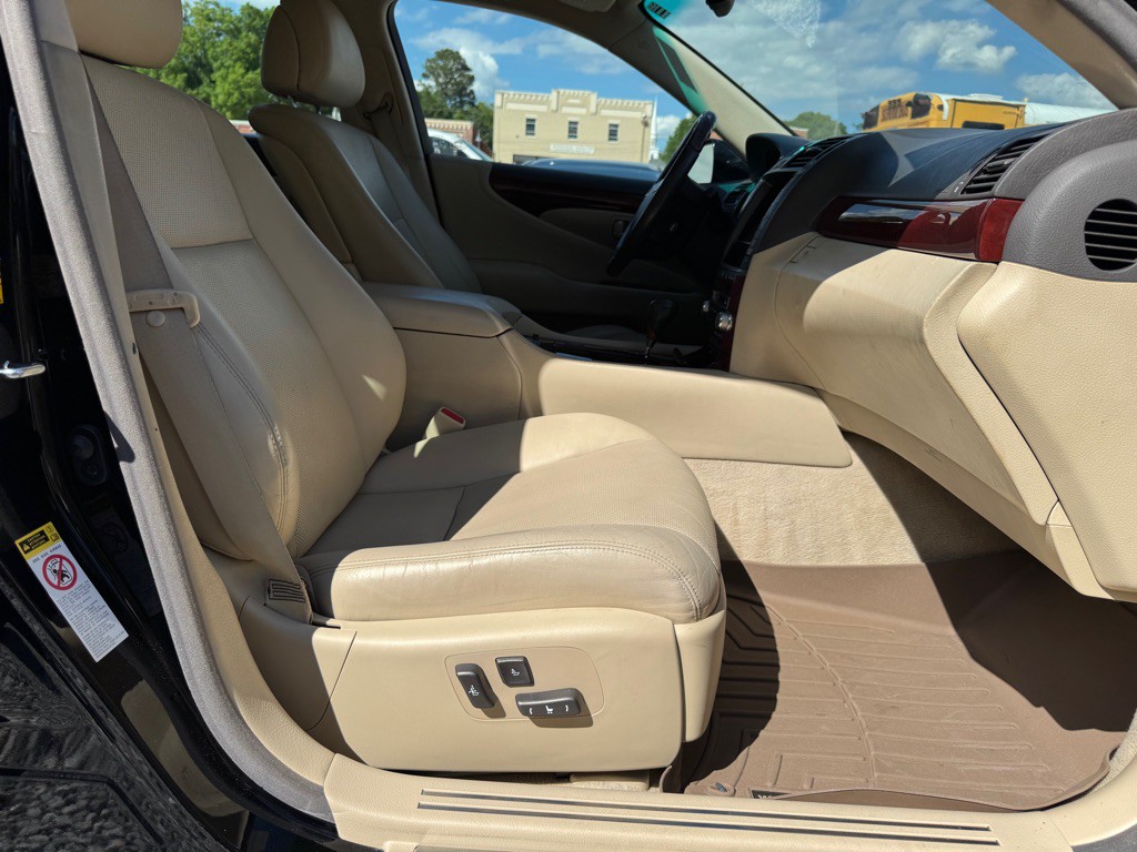2010 Lexus LS Image 18
