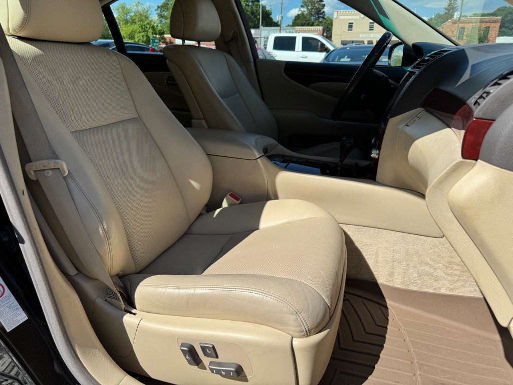 2010 Lexus LS Image 19