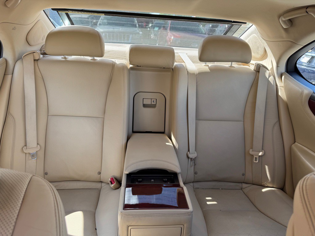 2010 Lexus LS Image 20